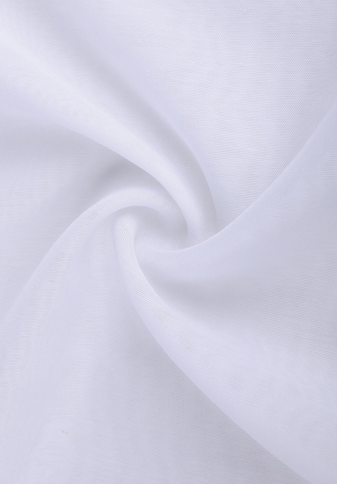 Polyester pur avec une texture fine, un toucher doux et une bonne perméabilité. Tissu de draperie transparent tissé uni.